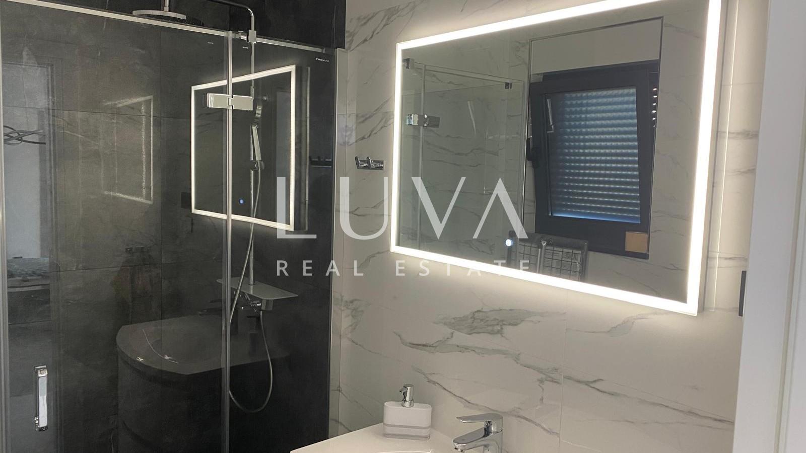 Vodice, Srima, haus mit 3 Apartments direkt am Meer zu verkaufen