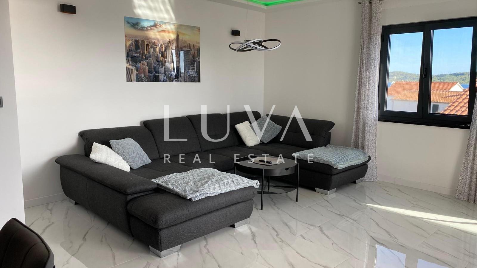 Vodice, Srima, 3-Zimmer-Wohnung am Meer mit Dachterrasse zu verkaufen