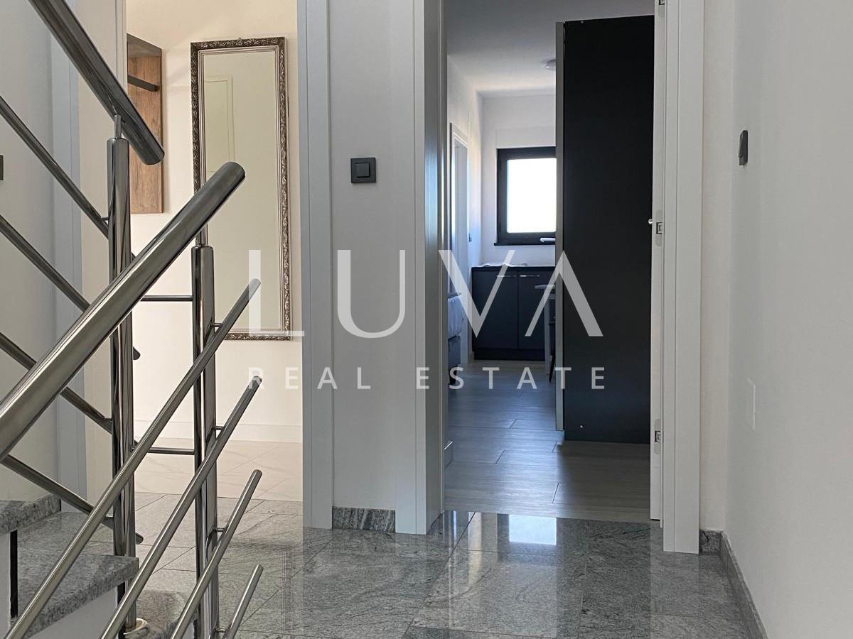 Vodice, Srima, moderne Wohnung S2 (1. Stock) direkt am Meer zu verkaufen