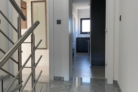 Vodice, Srima, moderne Wohnung S2 (1. Stock) direkt am Meer zu verkaufen