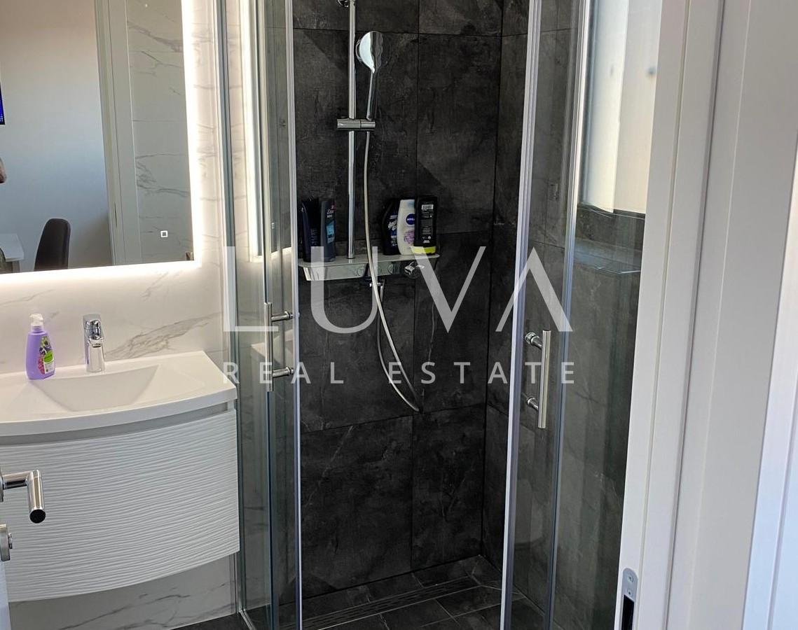 Vodice, Srima, 3-Zimmer-Wohnung am Meer mit Dachterrasse zu verkaufen