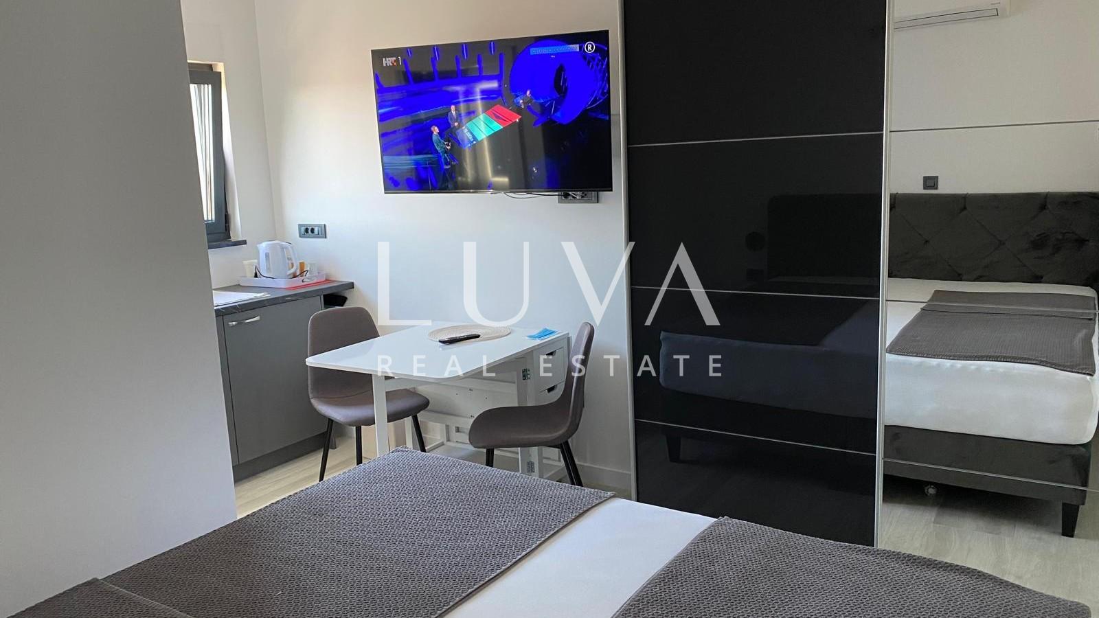 Vodice, Srima, haus mit 3 Apartments direkt am Meer zu verkaufen