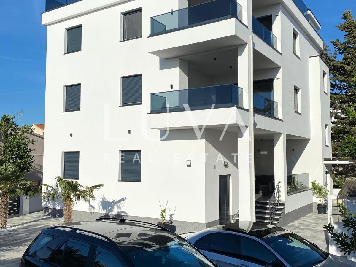 Vodice, Srima, 3-Zimmer-Wohnung am Meer mit Dachterrasse zu verkaufen