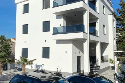 Vodice, Srima, moderne Wohnung S1 (Erdgeschoss) direkt am Meer zu verkaufen