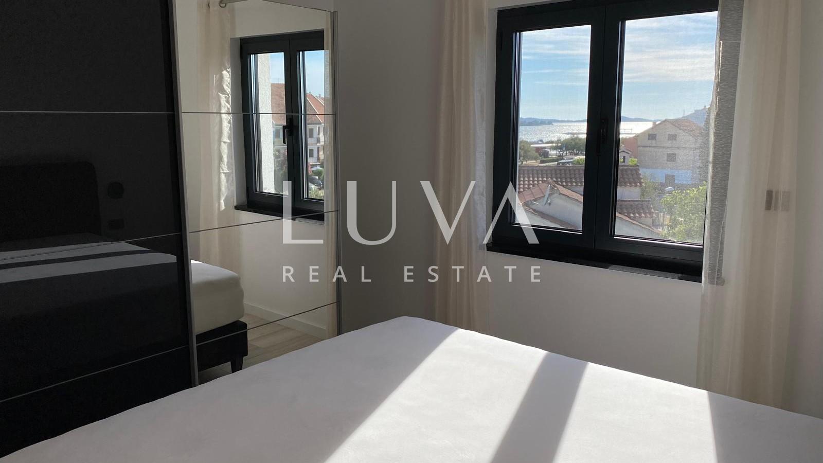 Vodice, Srima, moderne Wohnung S2 (1. Stock) direkt am Meer zu verkaufen