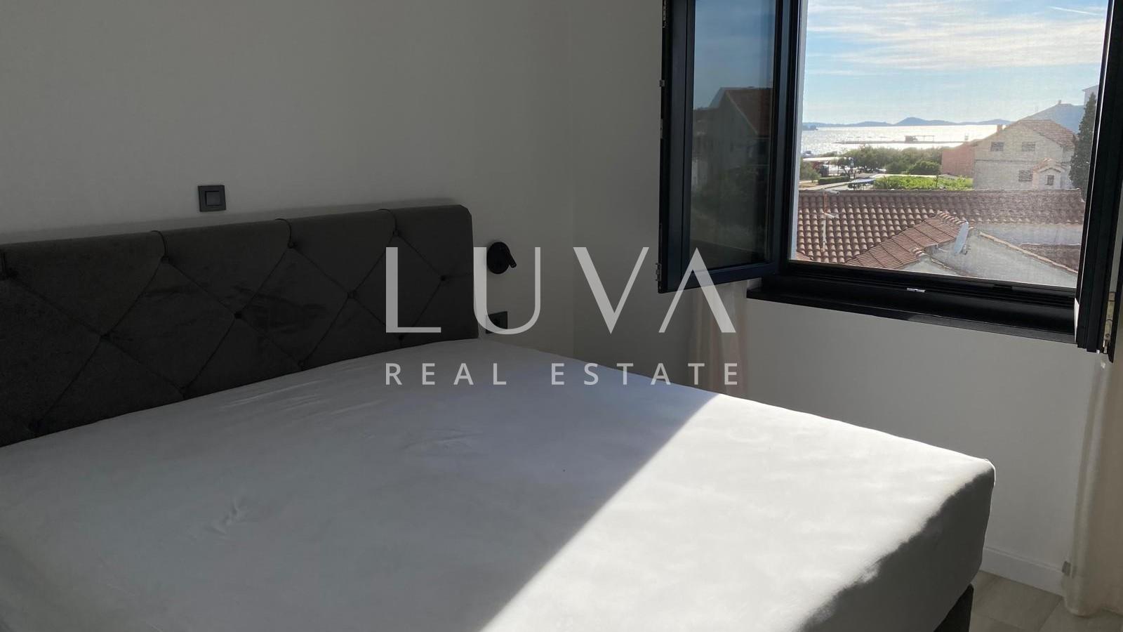 Vodice, Srima, haus mit 3 Apartments direkt am Meer zu verkaufen