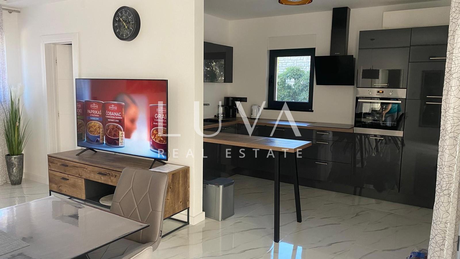 Vodice, Srima, haus mit 3 Apartments direkt am Meer zu verkaufen