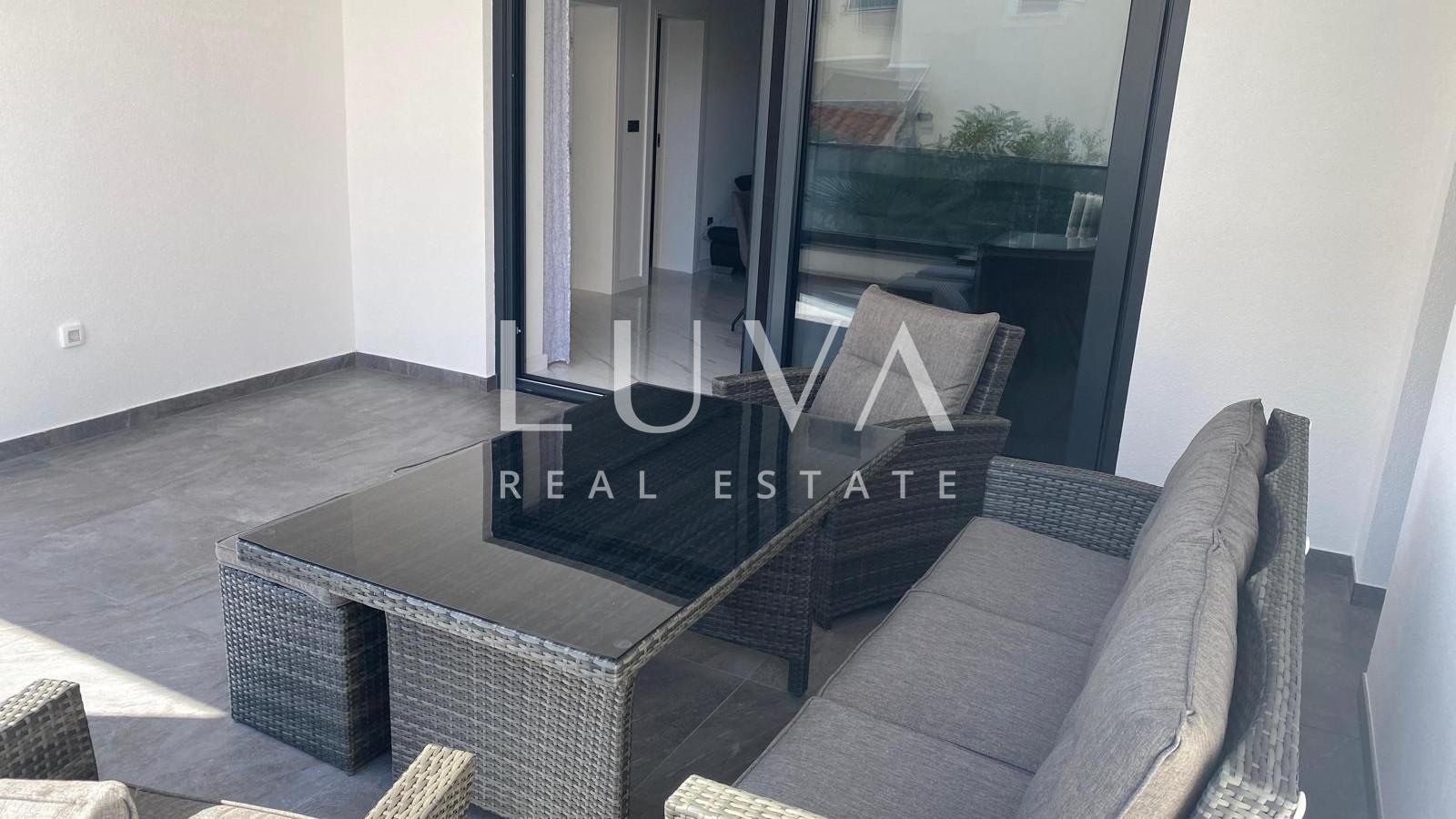 Vodice, Srima, haus mit 3 Apartments direkt am Meer zu verkaufen