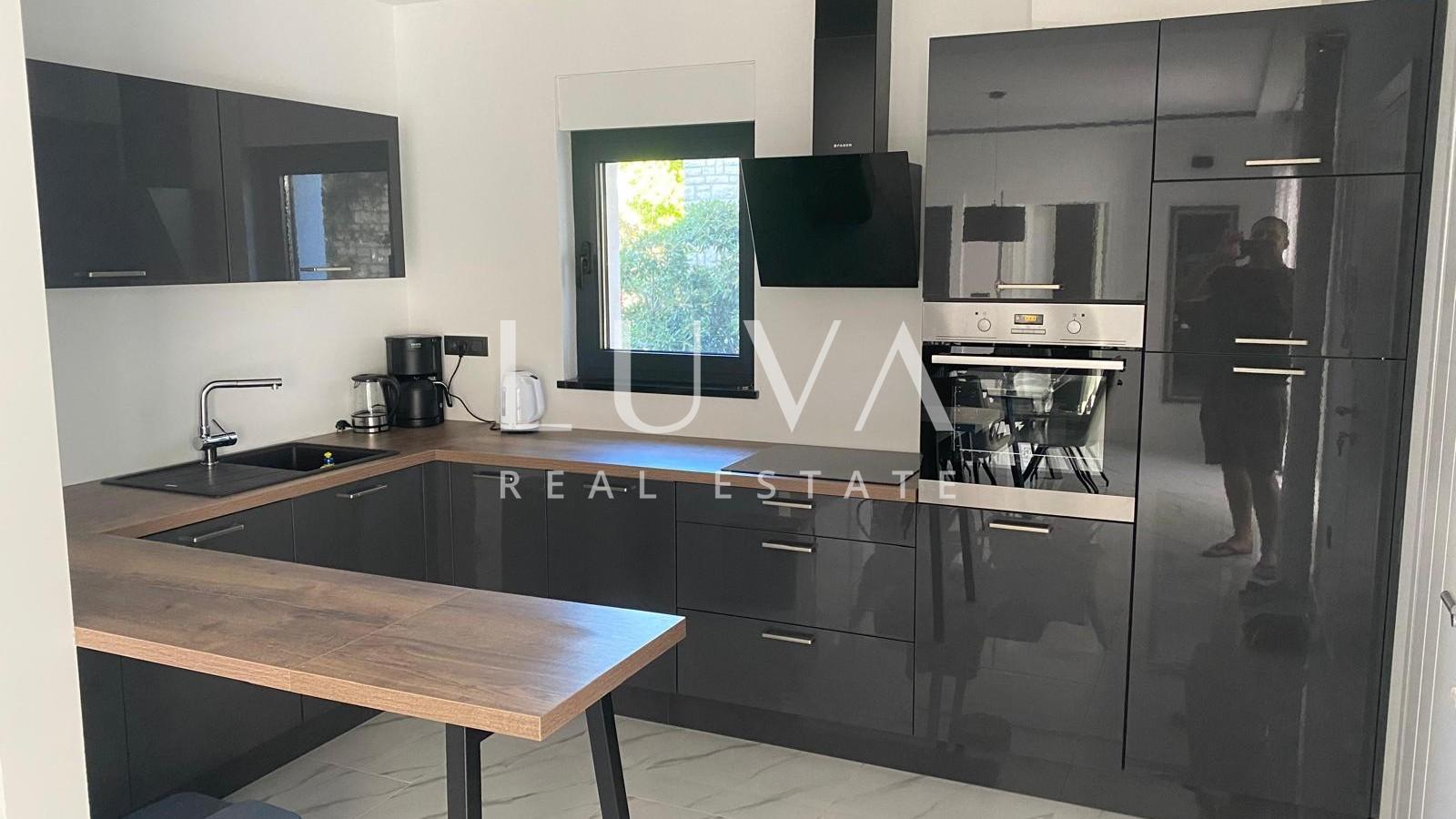 Vodice, Srima, haus mit 3 Apartments direkt am Meer zu verkaufen