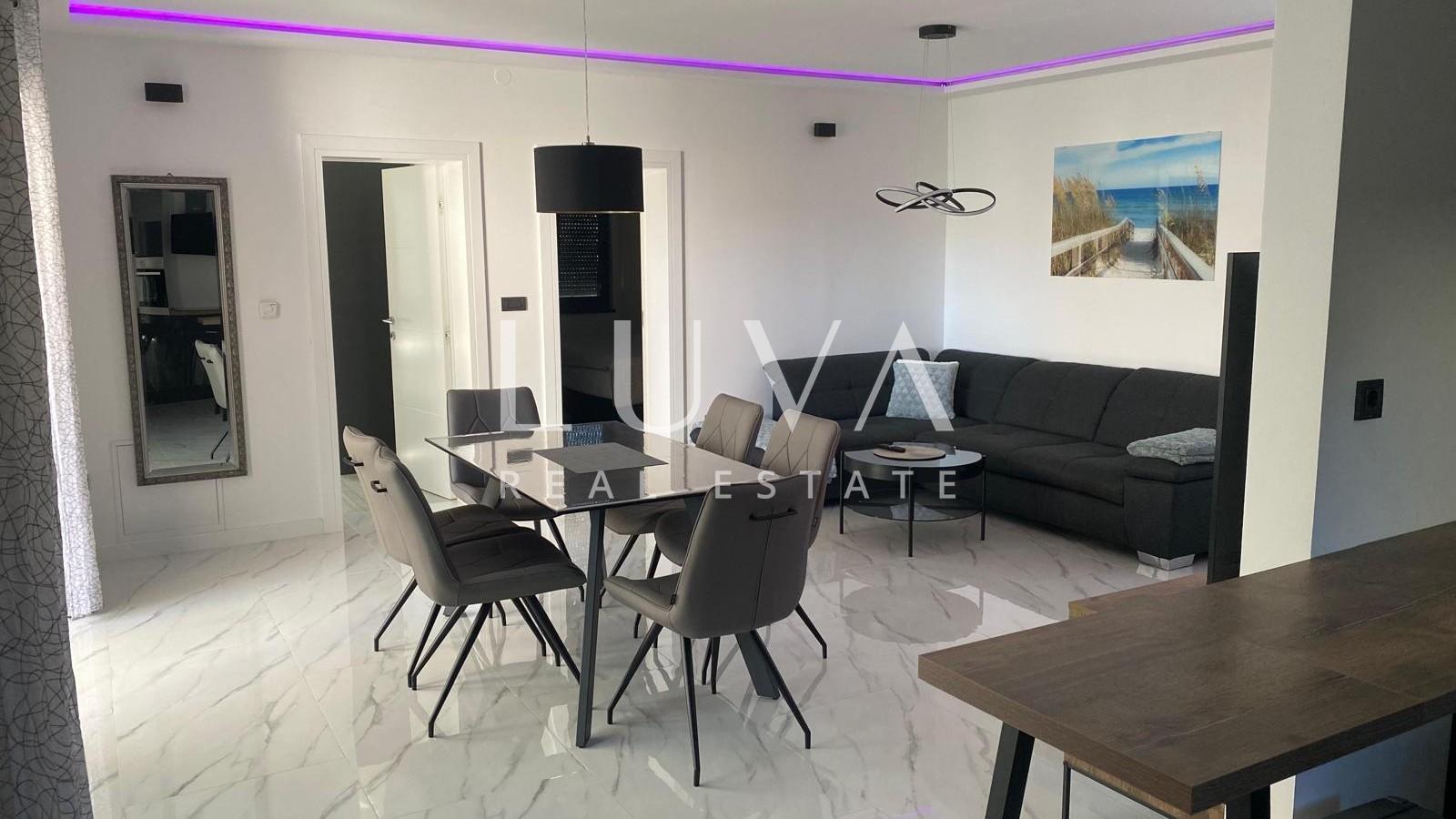 Vodice, Srima, moderne Wohnung S1 (Erdgeschoss) direkt am Meer zu verkaufen