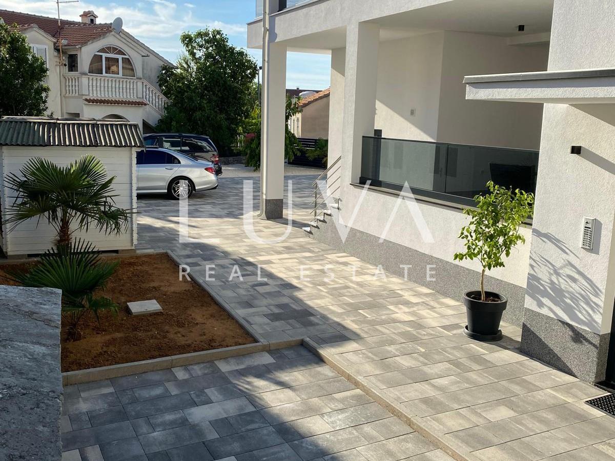 Vodice, Srima, 3-Zimmer-Wohnung am Meer mit Dachterrasse zu verkaufen