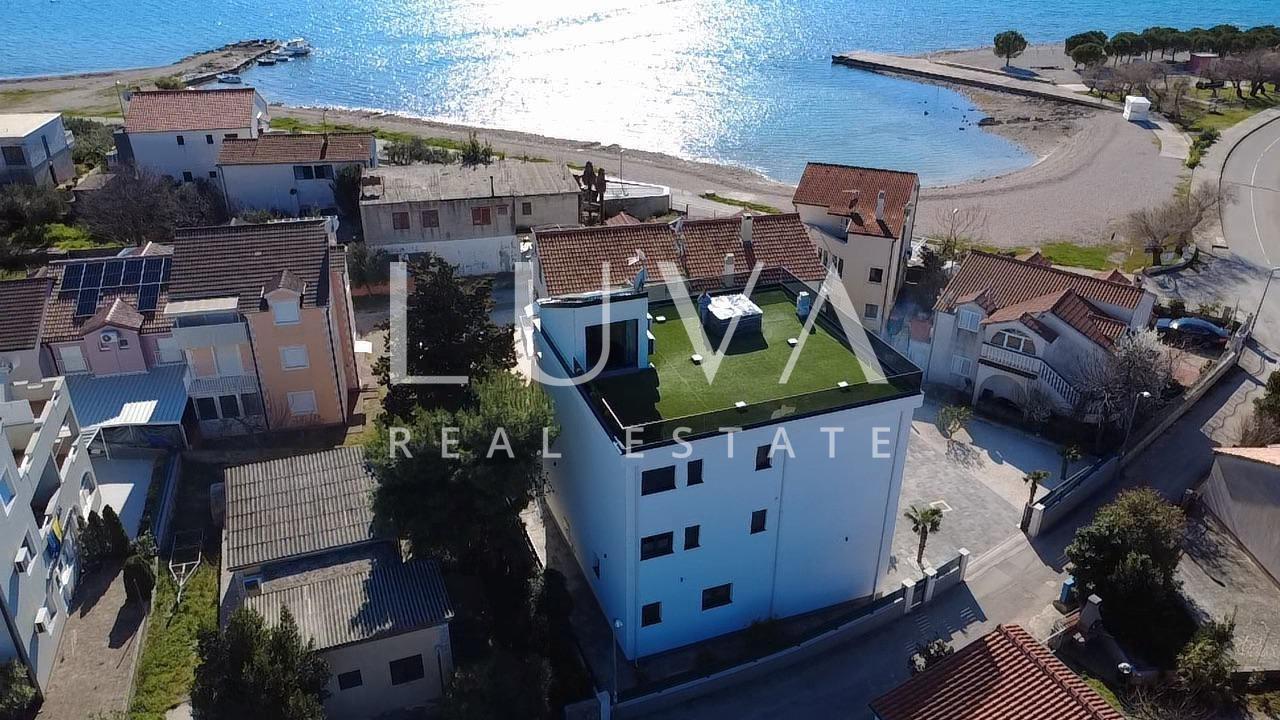 Vodice, Srima, haus mit 3 Apartments direkt am Meer zu verkaufen