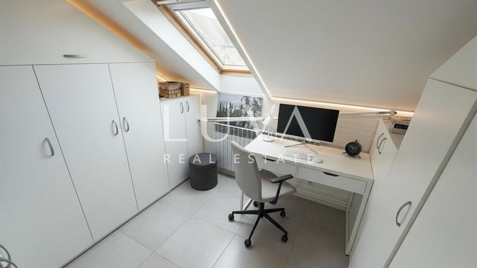 Zagreb, Britanski trg, apartment for renovation on the 3rd floor, 120 m²