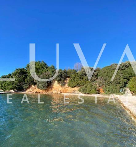 Tisno, Murter, Sommerresidenz zum Verkauf in Alleinlage, Erste Reihe zum Meer