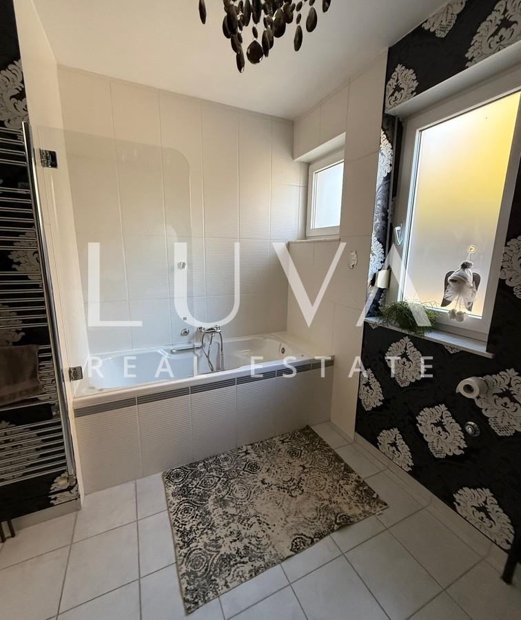 Samobor, Haus zum verkauf auf einem 2500 m2 groben grundstuck mit Panoramablick