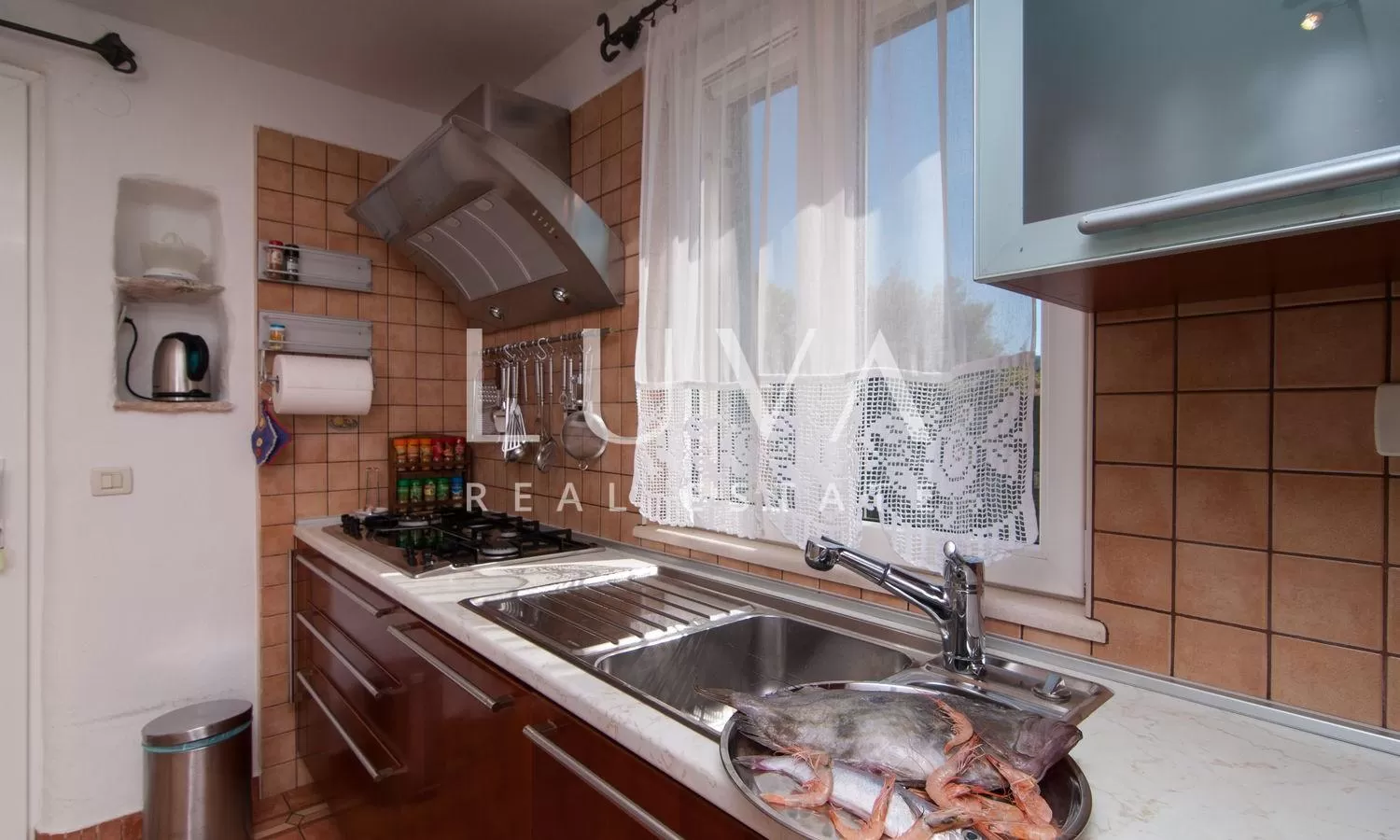 Supetar, Brač, kuća prvi red uz more, odlična prilika