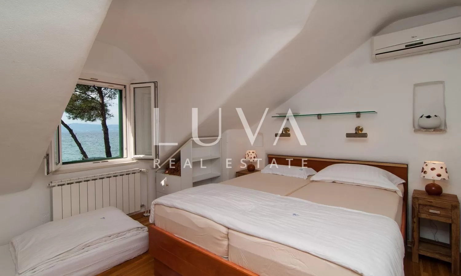 Supetar, Brač, kuća prvi red uz more, odlična prilika