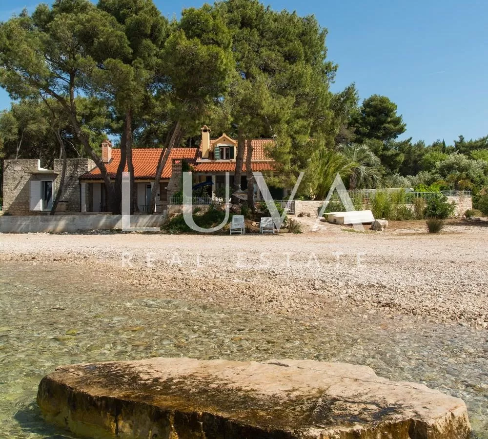 Supetar, Brač, kuća prvi red uz more, odlična prilika