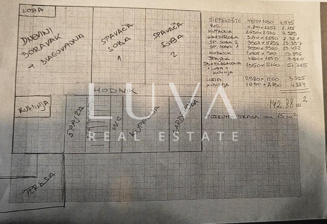 Zagreb, Britanski trg, four-room apartment for renovation, 142 m²