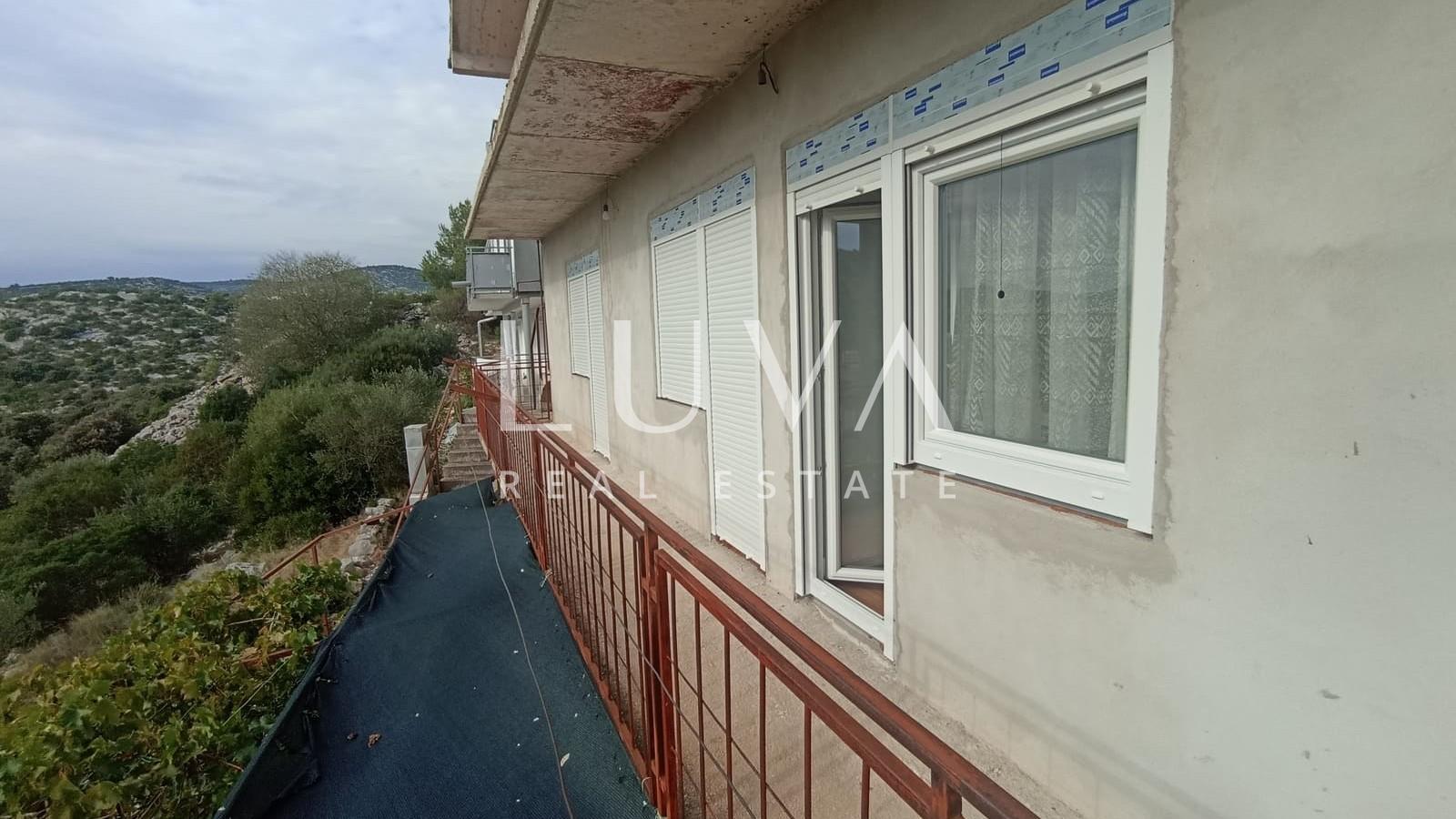 Marina, Trogir, prodaja dvojne kuće 247 m2 na 3 etaže + parking