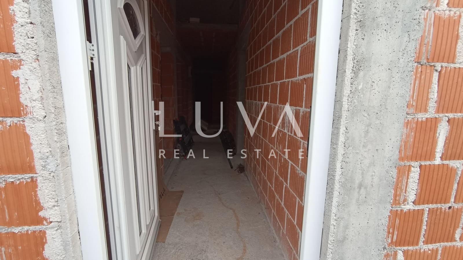 Marina, Trogir, prodaja dvojne kuće 247 m2 na 3 etaže + parking