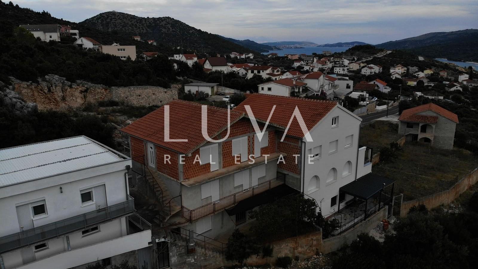 Marina, Trogir, prodaja dvojne kuće 247 m2 na 3 etaže + parking