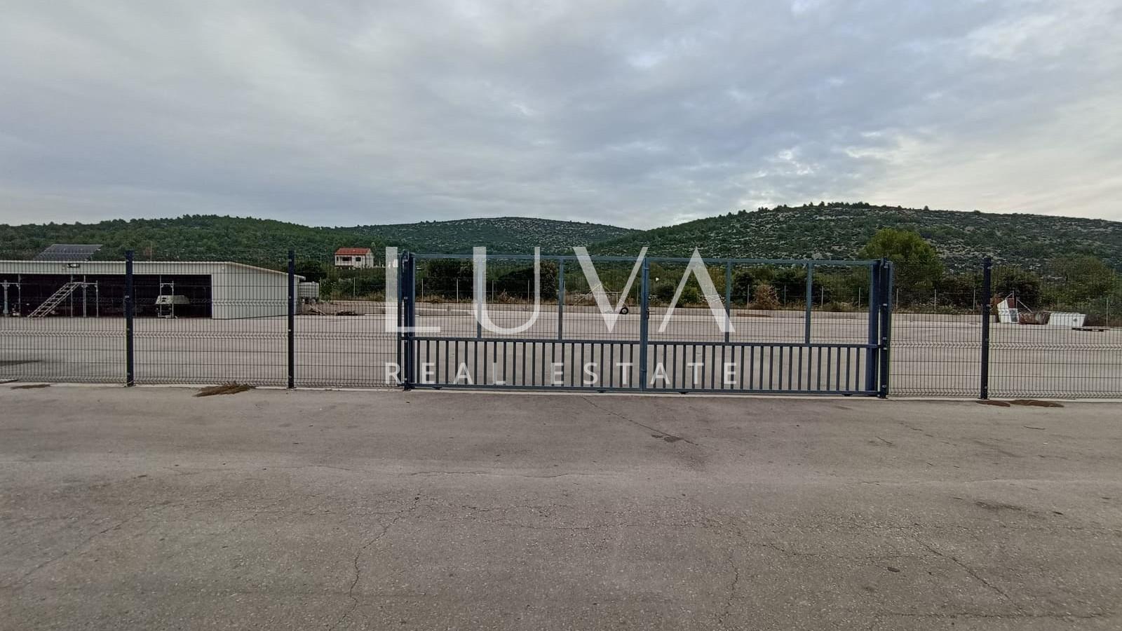 Marina, Trogir, prodaja velikog i urednog skladišta 3200m2