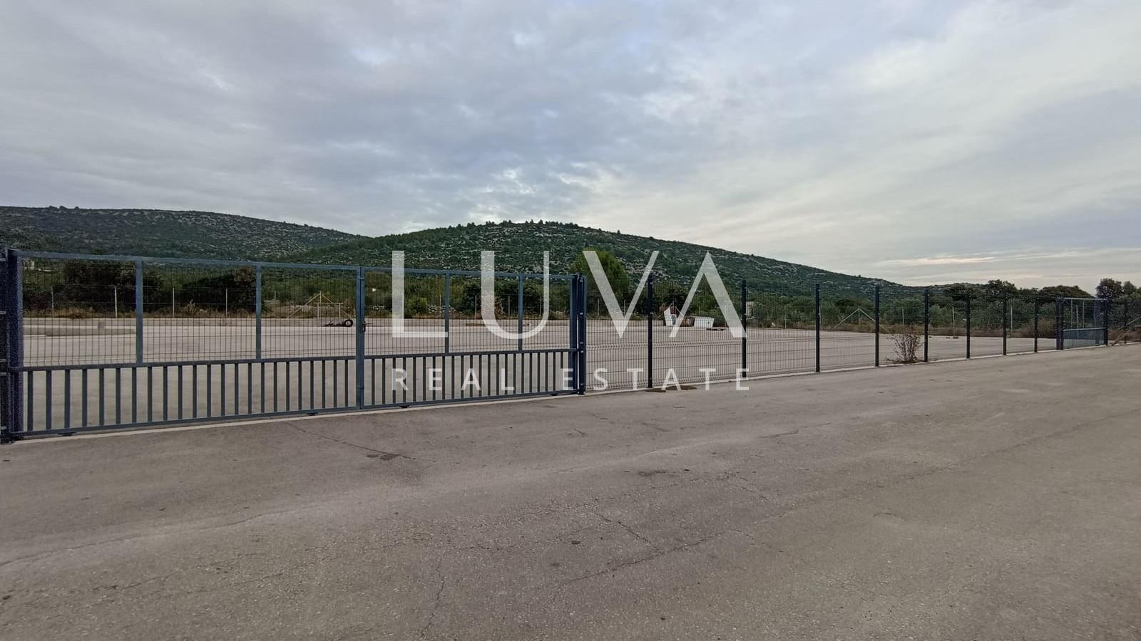 Marina, Trogir, prodaja velikog i urednog skladišta 3200m2