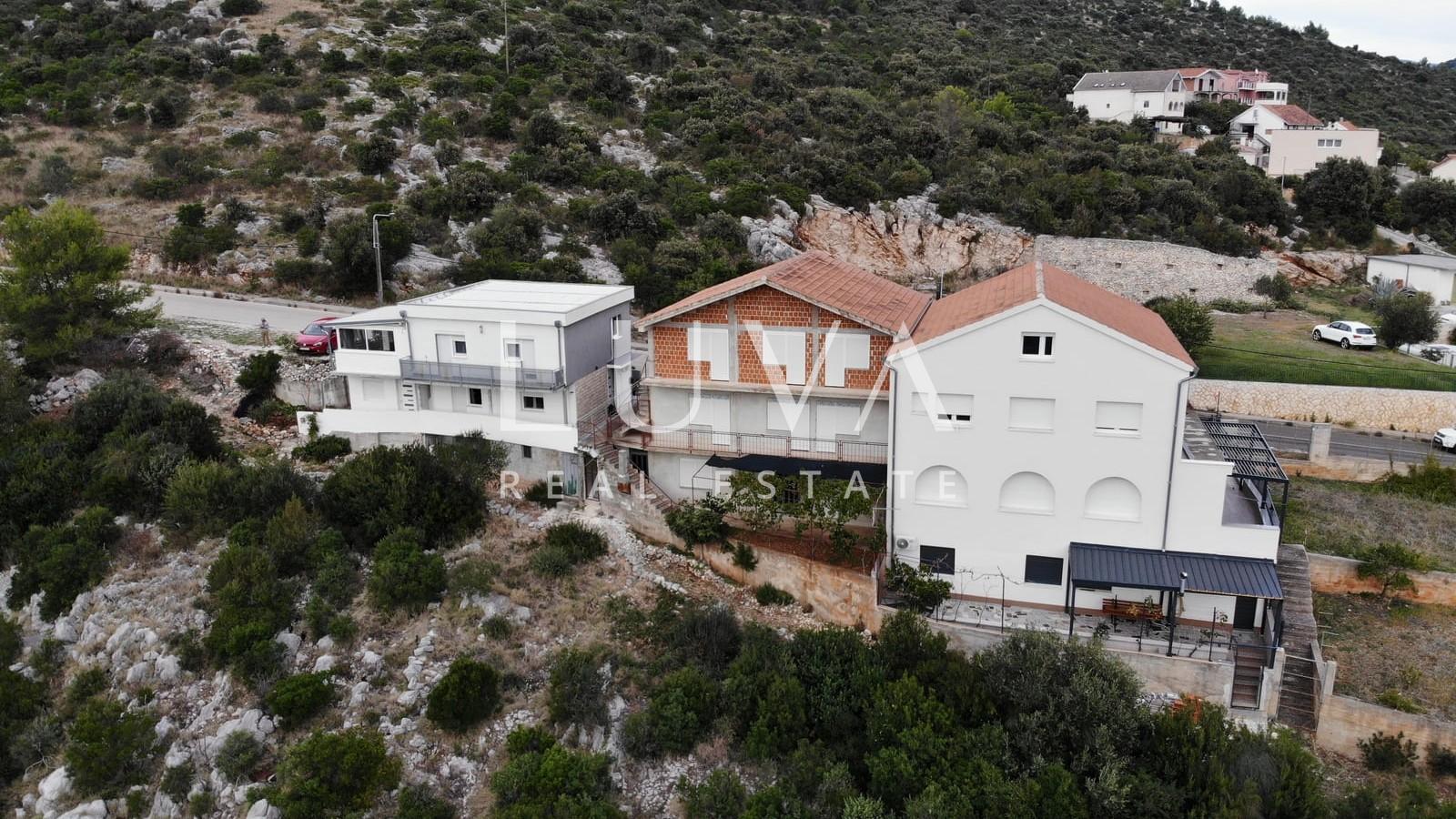 Marina, Trogir, prodaja dvojne kuće 247 m2 na 3 etaže + parking