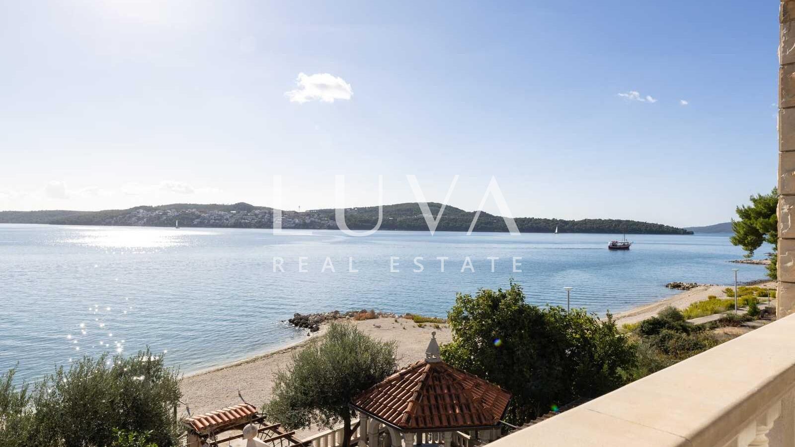 Trogir, Seget Donji, prodaja hotela sa 24 spavaće sobe uz more