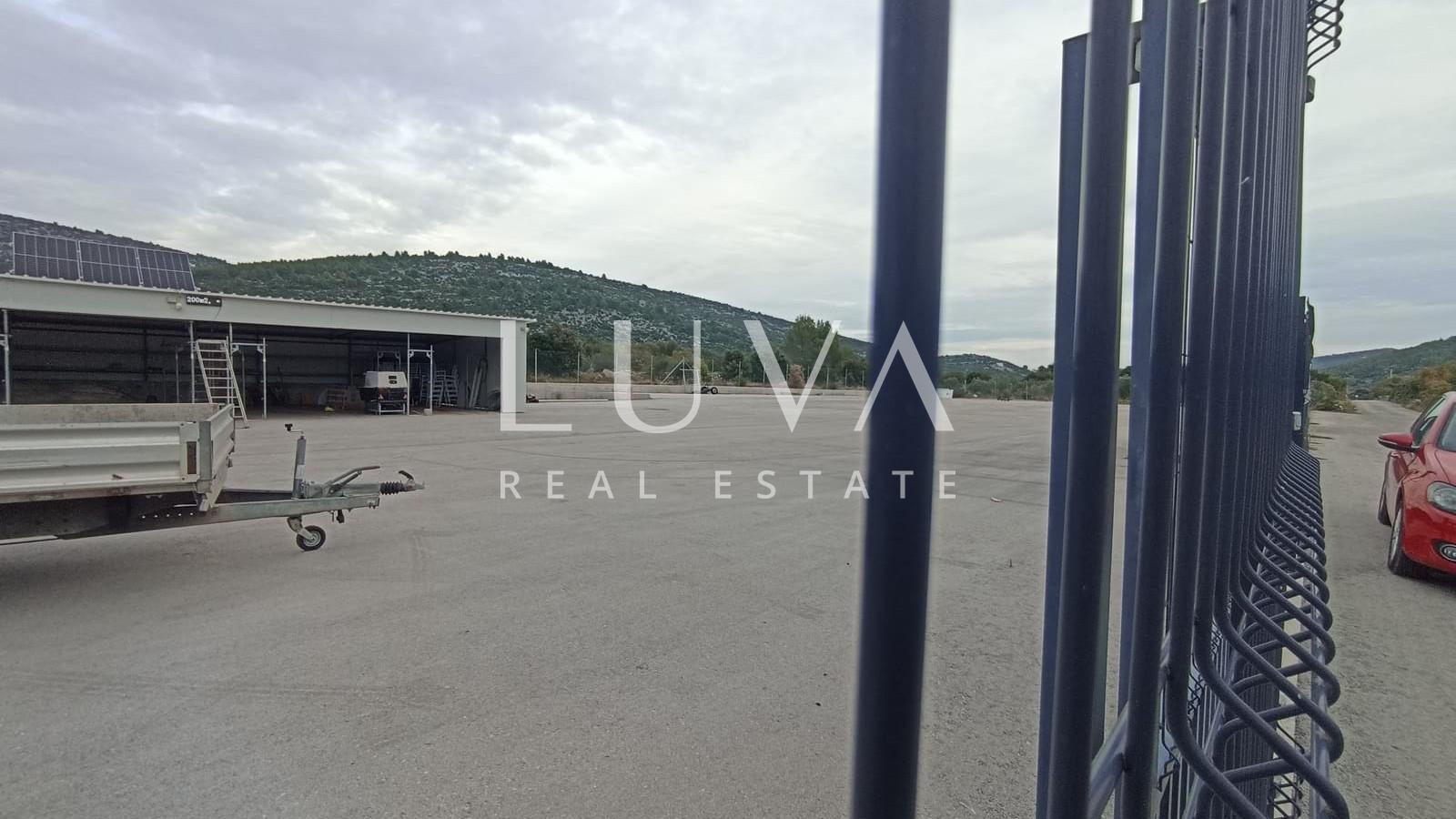 Marina, Trogir, prodaja velikog i urednog skladišta 3200m2