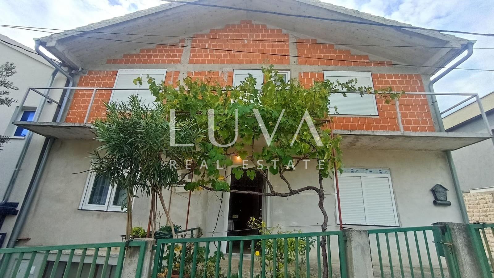 Marina, Trogir, prodaja dvojne kuće 247 m2 na 3 etaže + parking