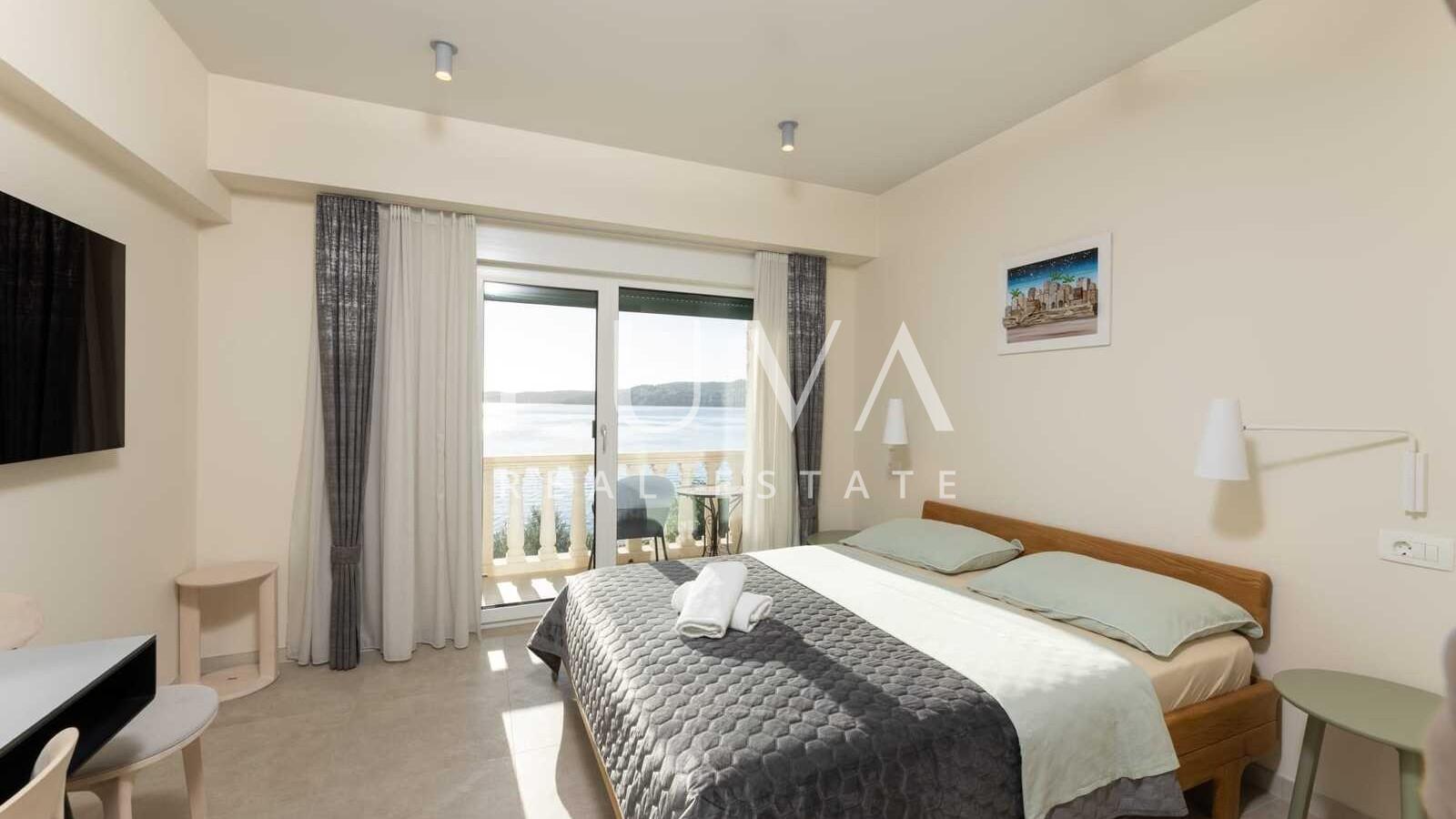 Trogir, Seget Donji, prodaja hotela sa 24 spavaće sobe uz more