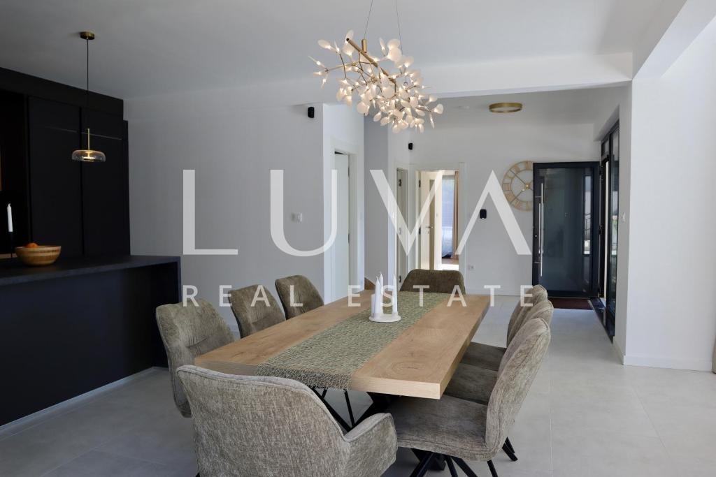 Šolta, Rogač, luksuzna vila s bazenom uz more na prodaju