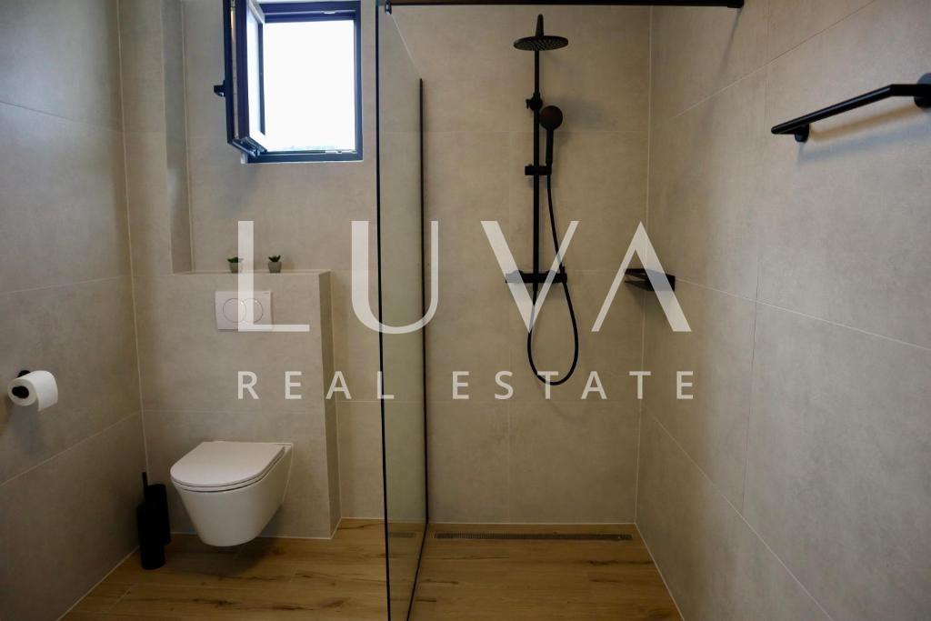 Šolta, Rogač, luksuzna vila s bazenom uz more na prodaju