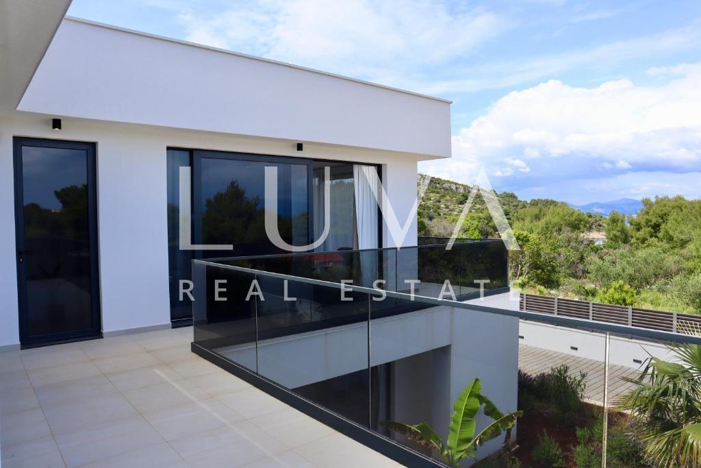 Šolta, Rogač, luksuzna vila s bazenom uz more na prodaju