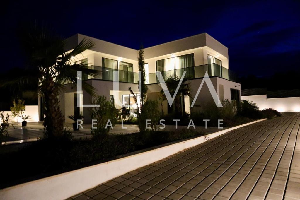 Šolta, Rogač, luksuzna vila s bazenom uz more na prodaju