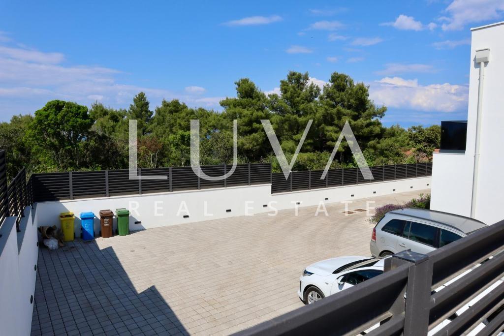 Šolta, Rogač, luksuzna vila s bazenom uz more na prodaju