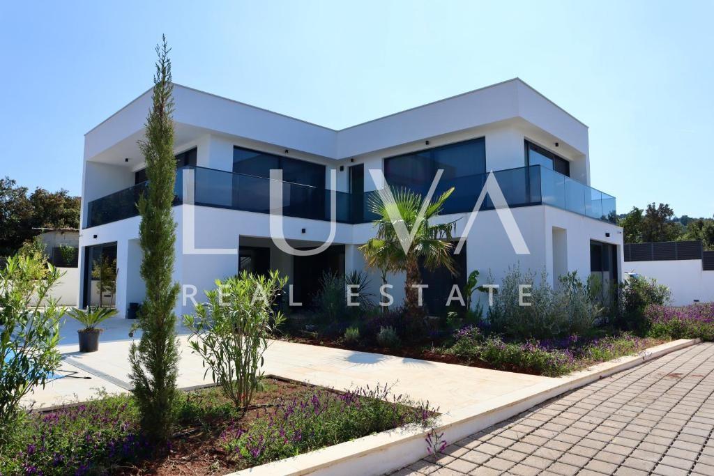 Šolta, Rogač, luksuzna vila s bazenom uz more na prodaju