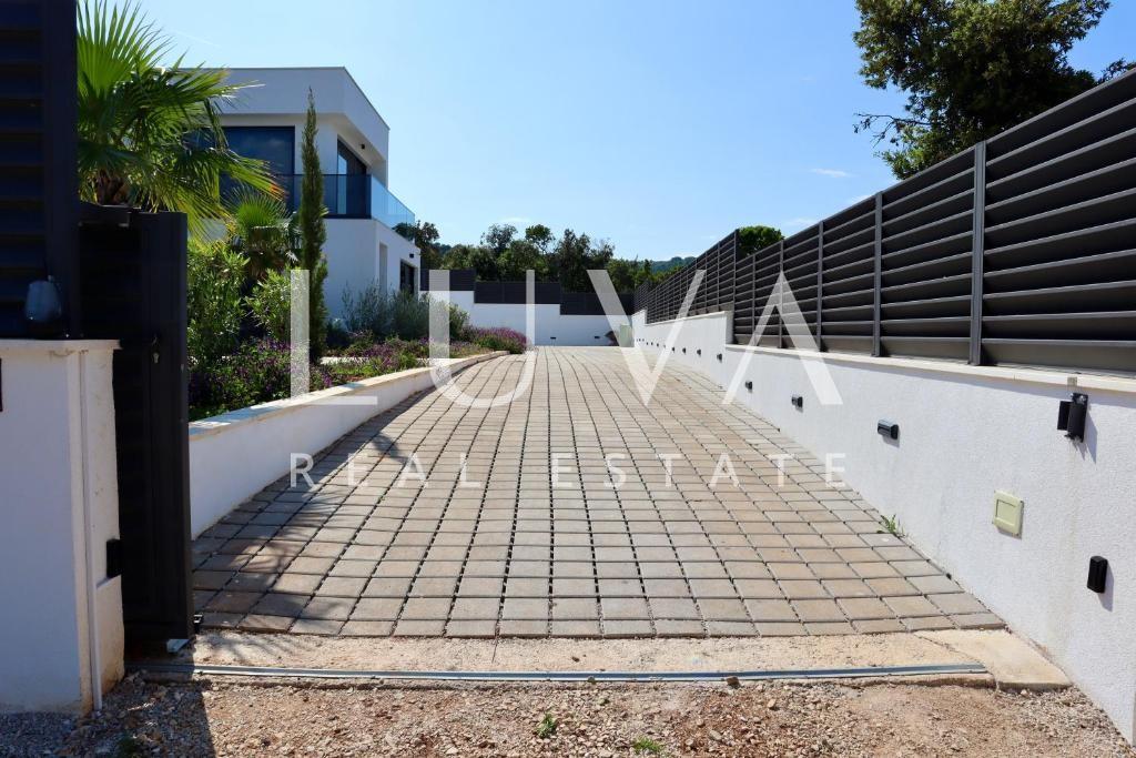 Šolta, Rogač, luksuzna vila s bazenom uz more na prodaju