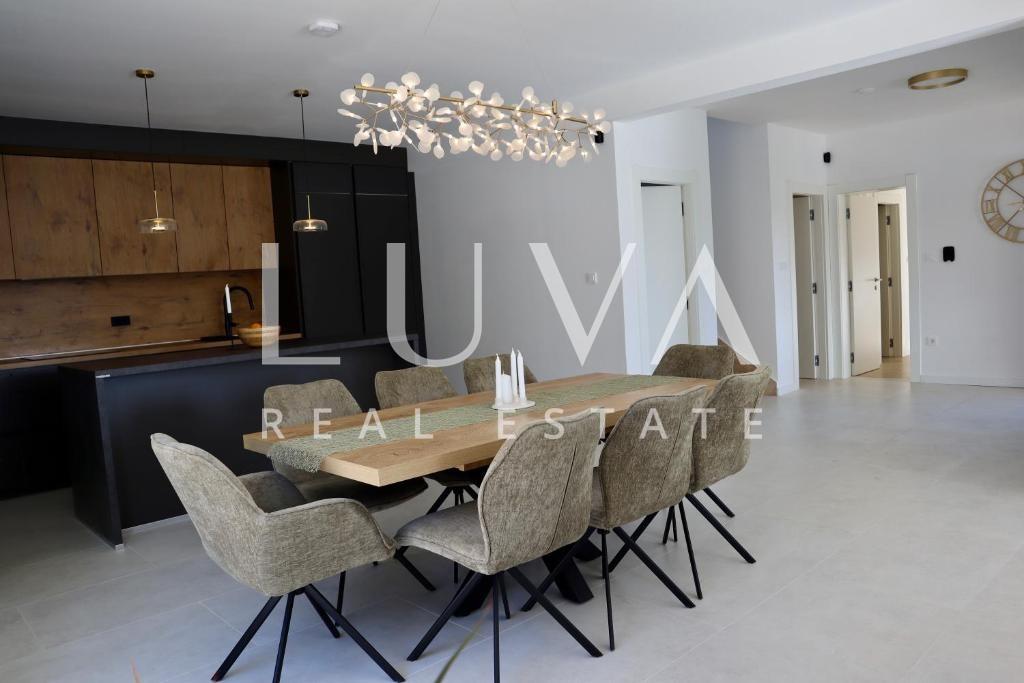 Šolta, Rogač, luksuzna vila s bazenom uz more na prodaju