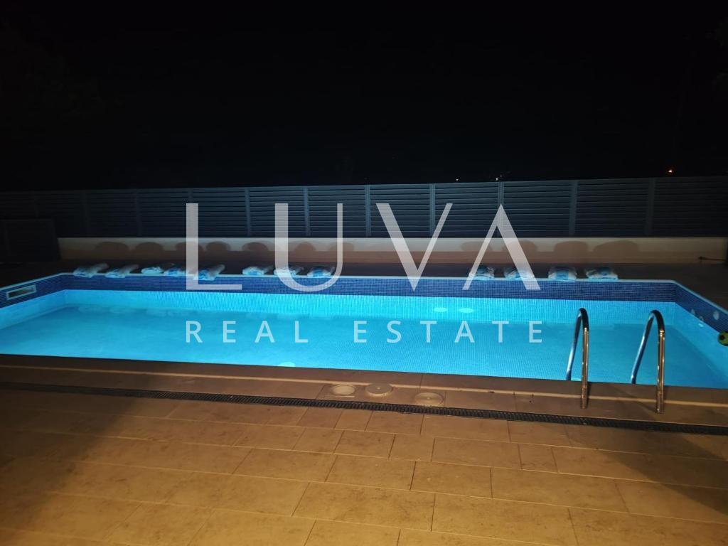 Šolta, Rogač, luksuzna vila s bazenom uz more na prodaju