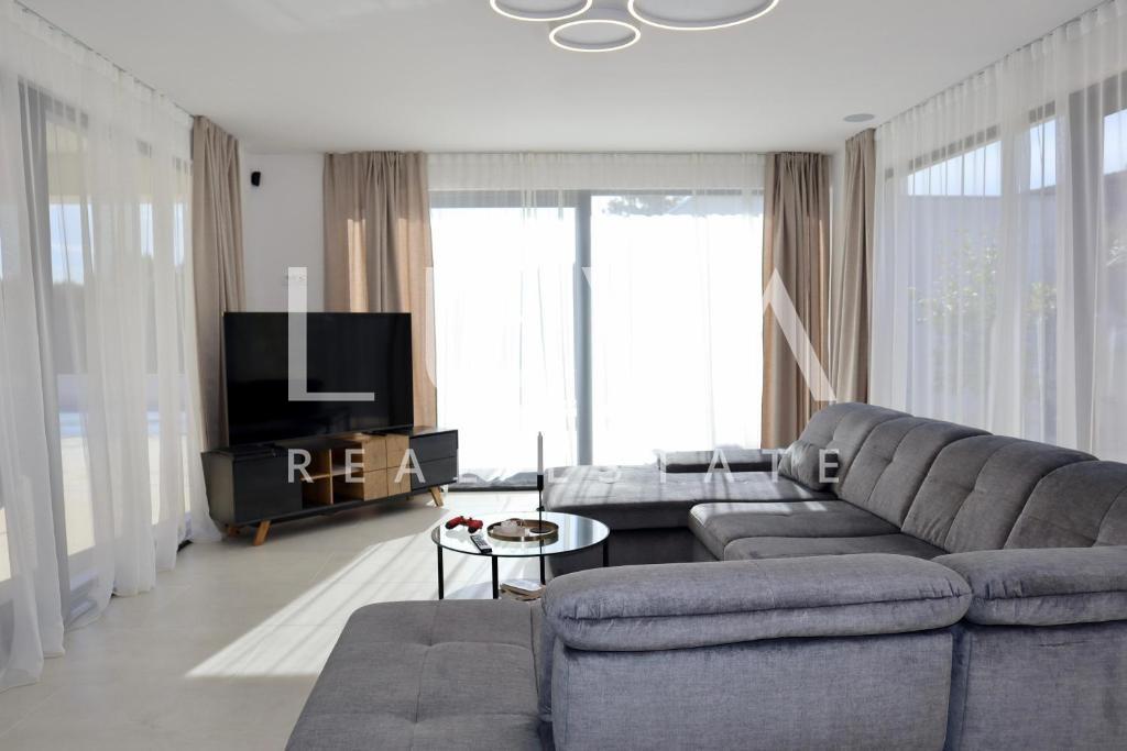 Šolta, Rogač, luksuzna vila s bazenom uz more na prodaju