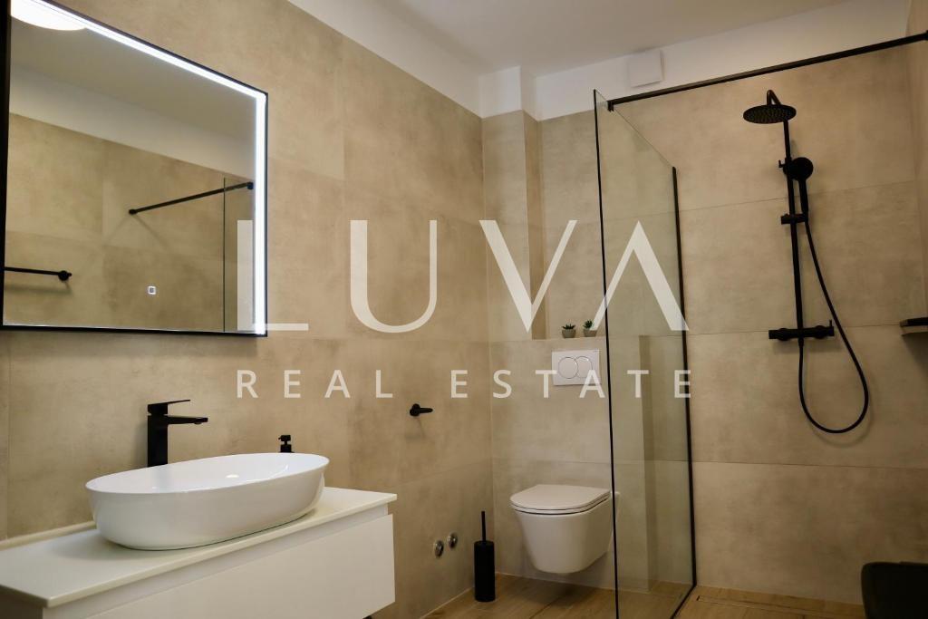 Šolta, Rogač, luksuzna vila s bazenom uz more na prodaju