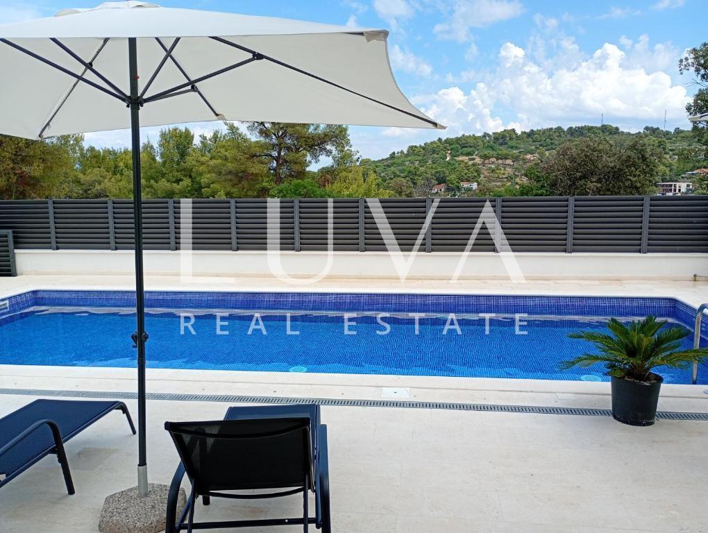 Šolta, Rogač, luksuzna vila s bazenom uz more na prodaju