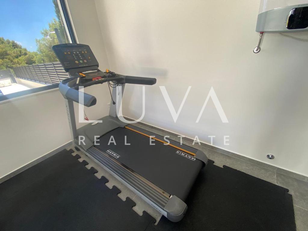 Šolta, Rogač, luksuzna vila s bazenom uz more na prodaju