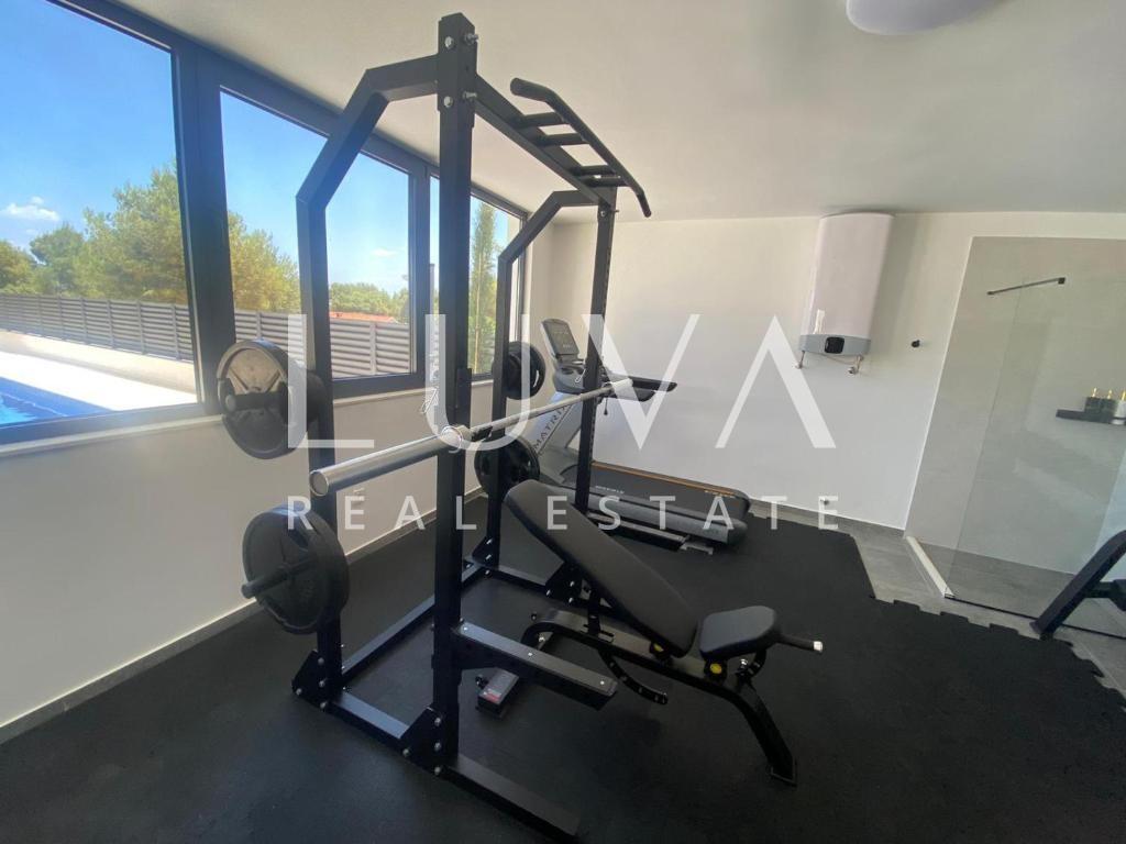 Šolta, Rogač, luksuzna vila s bazenom uz more na prodaju