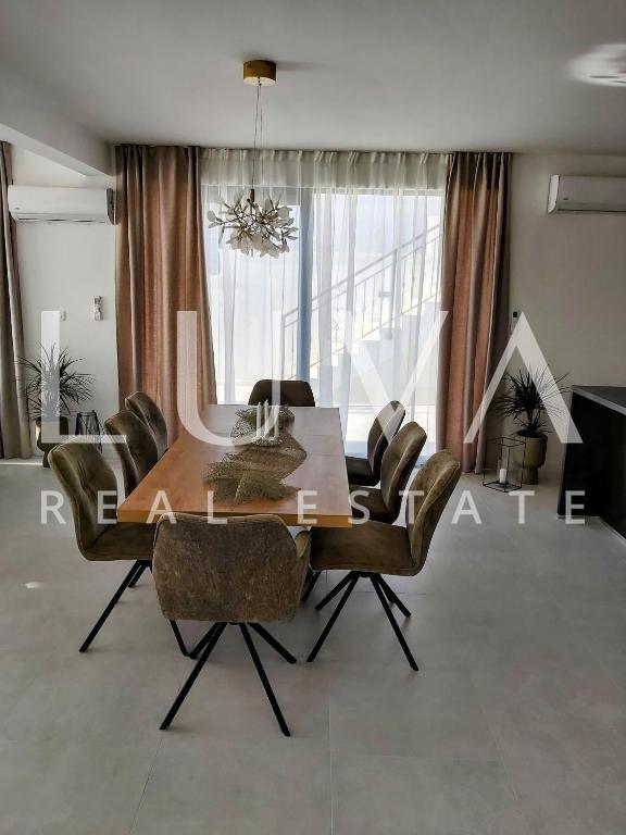 Šolta, Rogač, luksuzna vila s bazenom uz more na prodaju