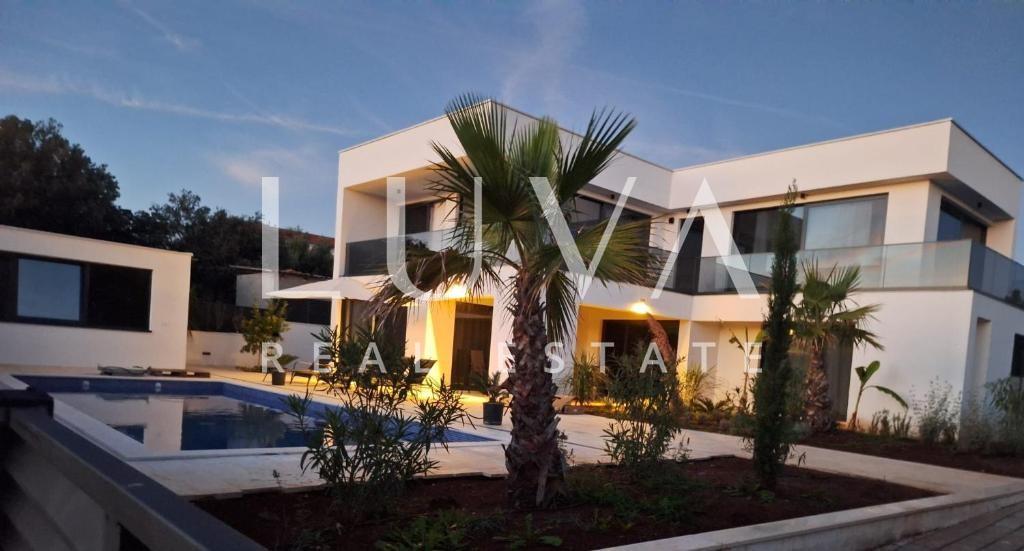 Šolta, Rogač, luksuzna vila s bazenom uz more na prodaju