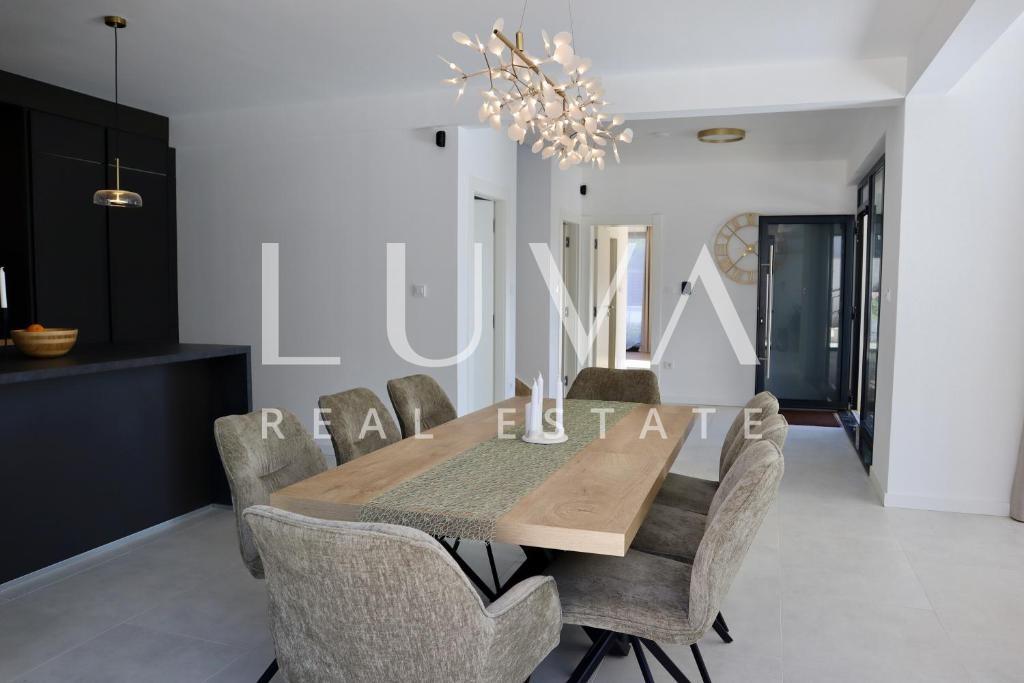 Šolta, Rogač, luksuzna vila s bazenom uz more na prodaju